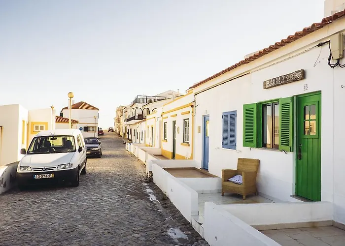 Balili Surf House 2*